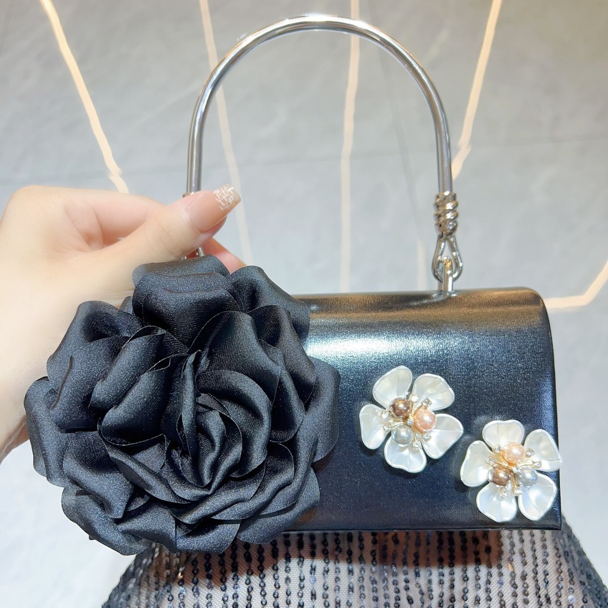Luxury Gold 3D Flower Clutch B - огляд і ціна Luxury Bags White