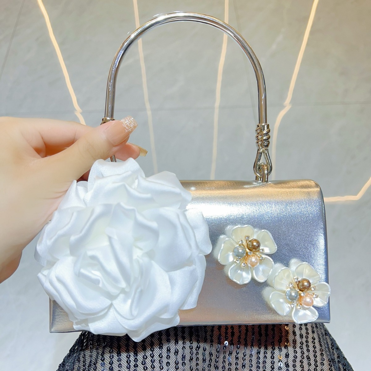 Luxury Gold 3D Flower Clutch B - огляд і ціна Luxury Bags White